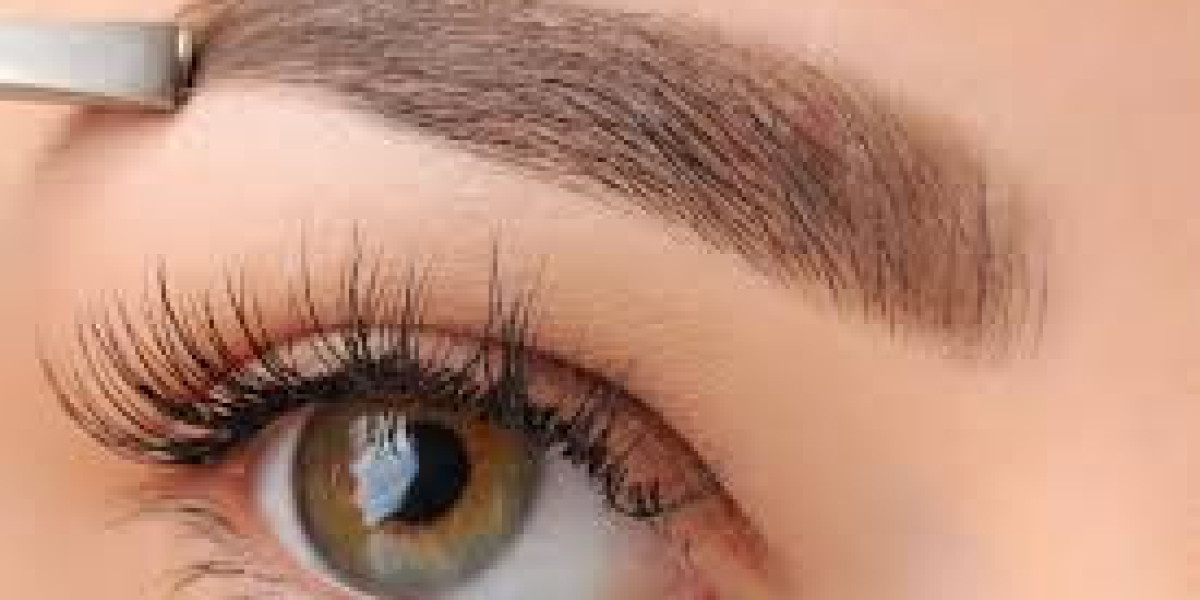Why Eyebrow Transplant in Dubai Creates Natural Defined Eyebrows